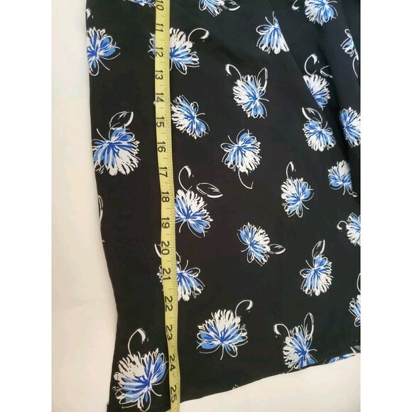 Liz Claiborne Career Woman Top  Black with Blue Flowers  Size Large - Picture 8 of 8